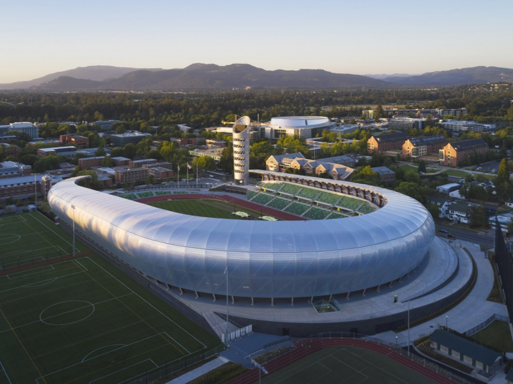 木結(jié)構(gòu)與ETFE膜結(jié)構(gòu)屋面，俄勒岡大學(xué)創(chuàng)新田徑場館